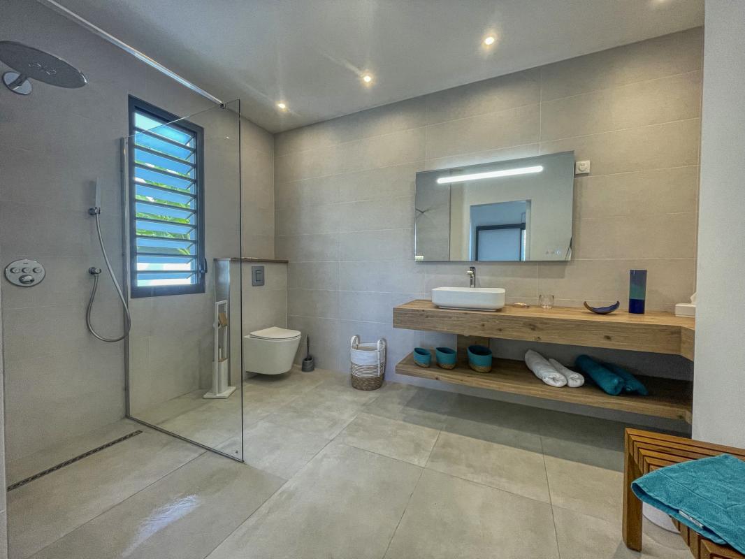 29 Location villa piscine accès plage Saint François Guadeloupe_sdb 1